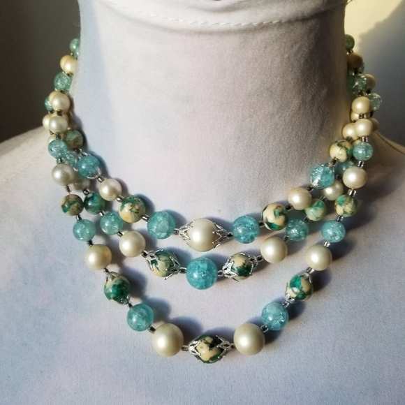 Relisted -Vintage three strand necklace Blue and off white plastic beads - Picture 4 of 16